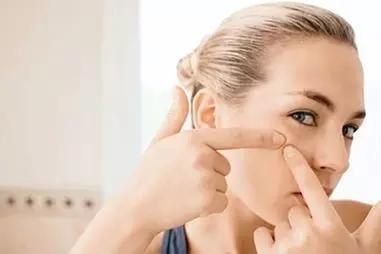 脸上痘痘多怎么办最有效的方法,脸上痘痘的正确处理方法