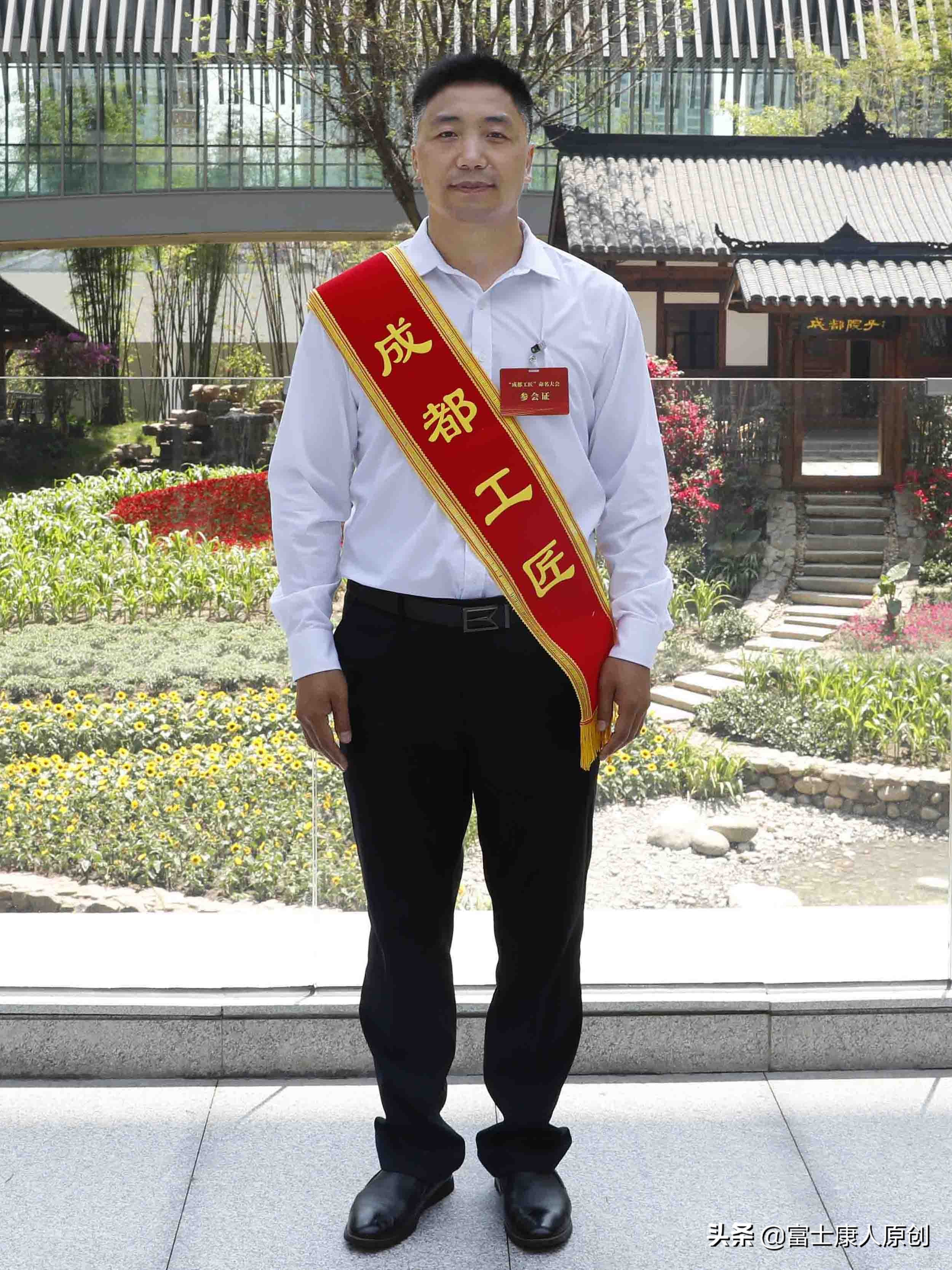 苦练叉车20年，农家小伙成富士康“车神”，到人民大会堂接受表彰