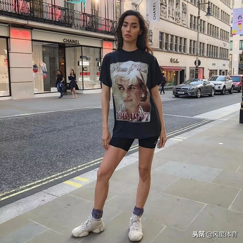 *窥偷**女神AdrianneHo的ins照片，我仿佛打开了新世界的大门……