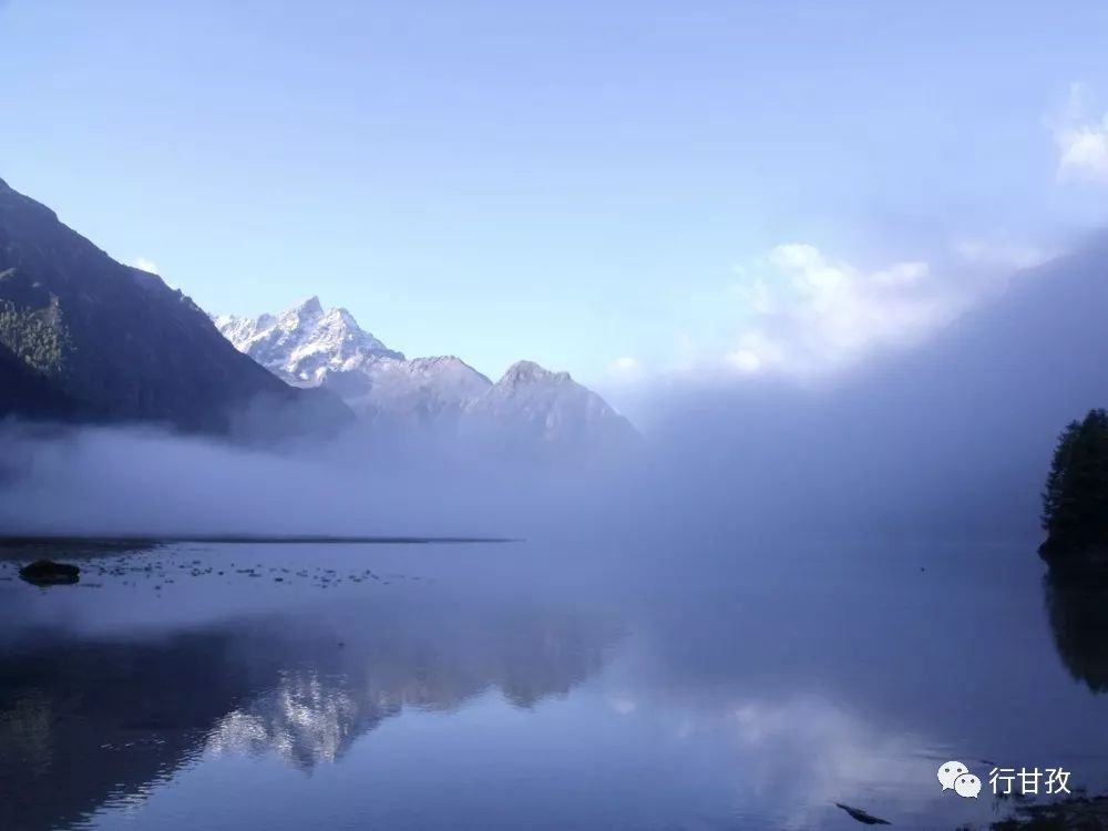 有人说,如果在10月错过了莲花湖,就相当于错过了整个秋天
