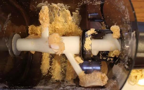 自己做面条太麻烦,自己做面条用简单的面条机