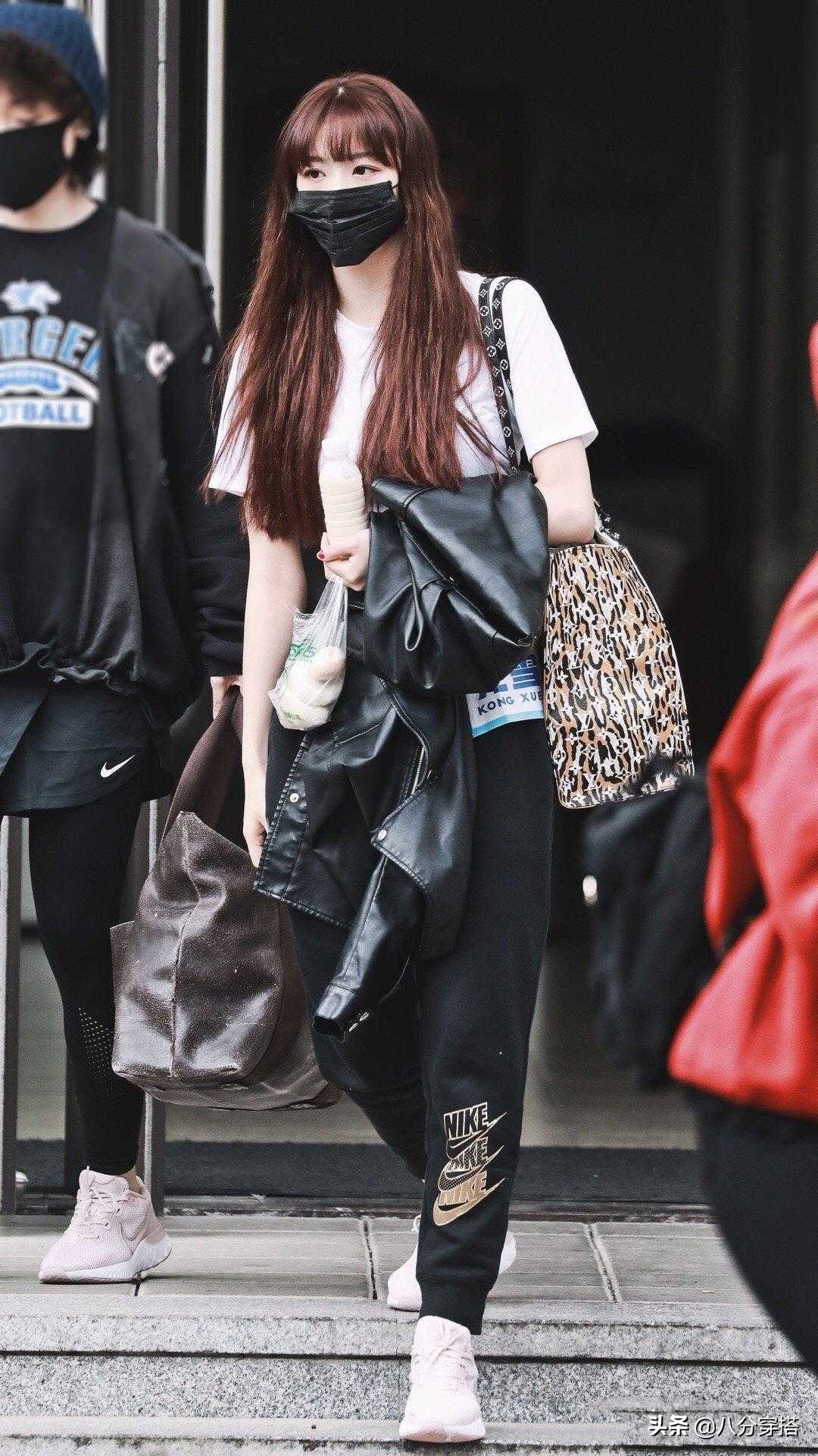 孔雪儿的穿搭胆大！白色T恤搭配运动裤，帅气风格让人心动