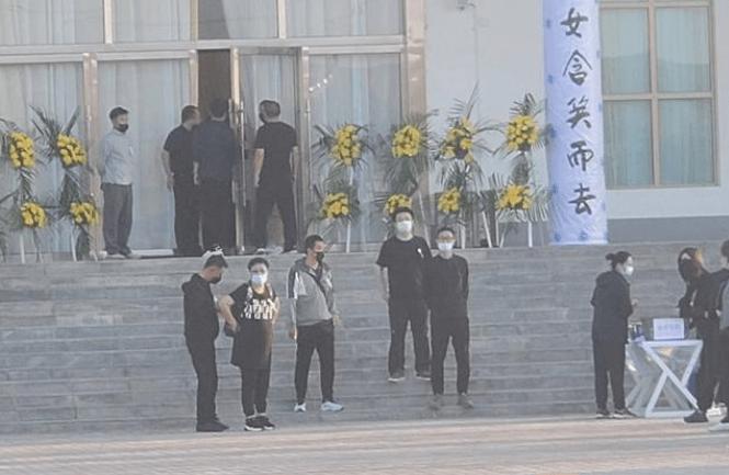 于月仙遗体告别仪式家属悲痛落泪,赵本山在现场哭于月仙