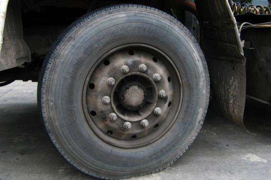 大货车的轮毂为什么前凸后凹,为什么货车轮毂前后不一样