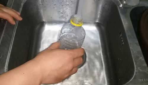 卫生间下水道堵了一个塑料瓶解决,下水道堵塞最快的疏通好帮手