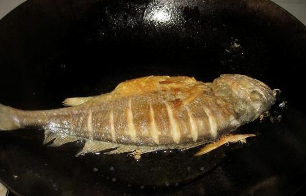 不粘锅煎鱼怎么煎不黄,油煎食物不粘锅最有效的方法