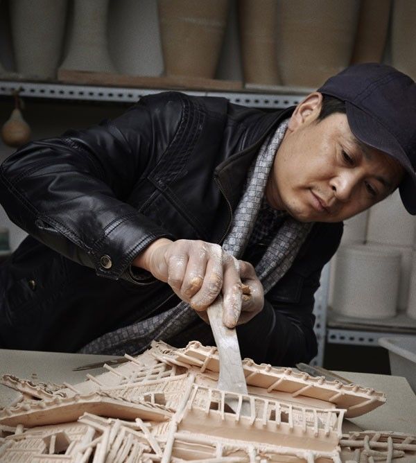 他的悬雕是站立的神奇「悬之又玄——徐初泽的悬雕瓷画」