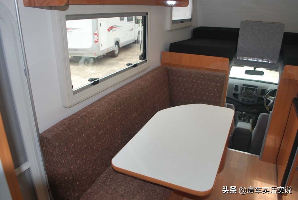 和一般常见的皮卡房车布局不同,dmax皮卡房车六座布局