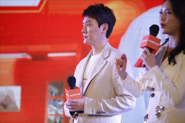 冯绍峰的穿搭是什么风格,冯绍峰白衣服西装