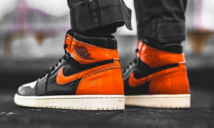 篮球博主扣碎篮板合集,乔丹扣碎篮板球鞋