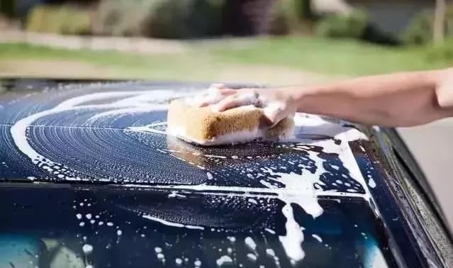 玻璃自爆造成汽车玻璃损坏怎么办 (汽车玻璃自爆与被砸的区别)