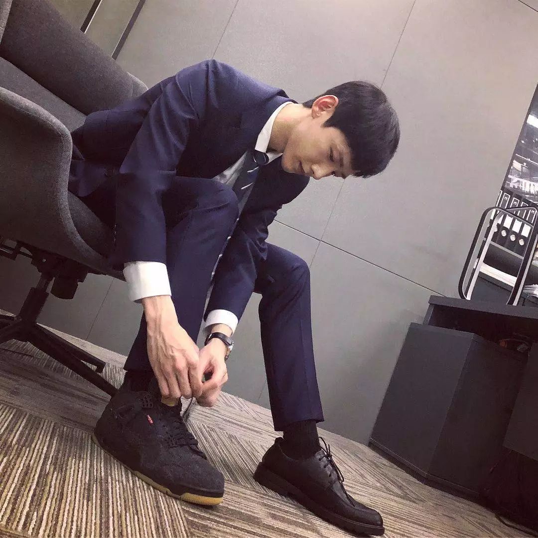 老了以后的白敬亭,白敬亭奶蓝小白鞋