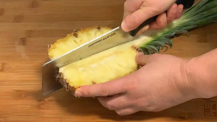 菠萝的正确切法把头和尾切掉,教你菠萝的新做法