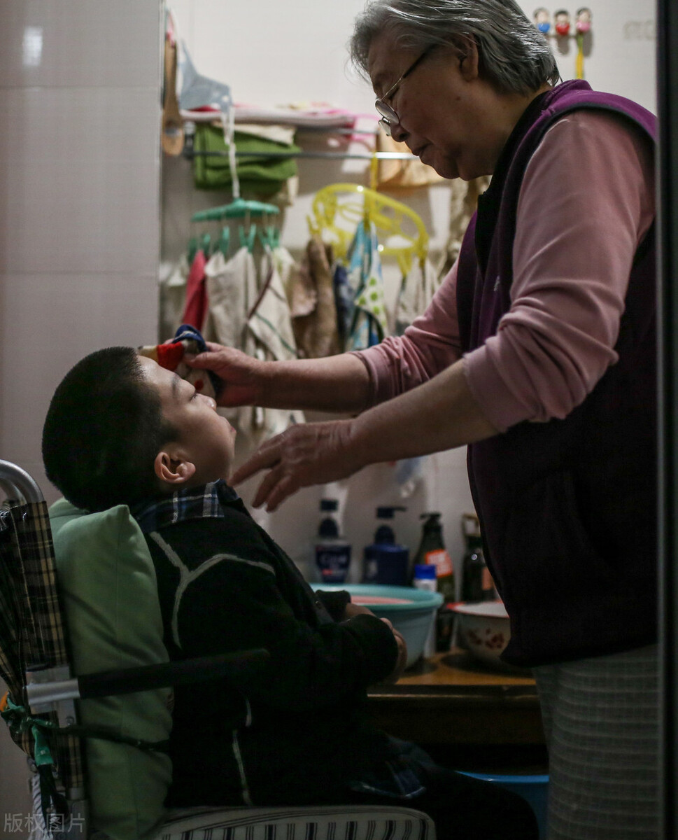 5岁小孩胆小怎么培养,培养孩子胆小怕事