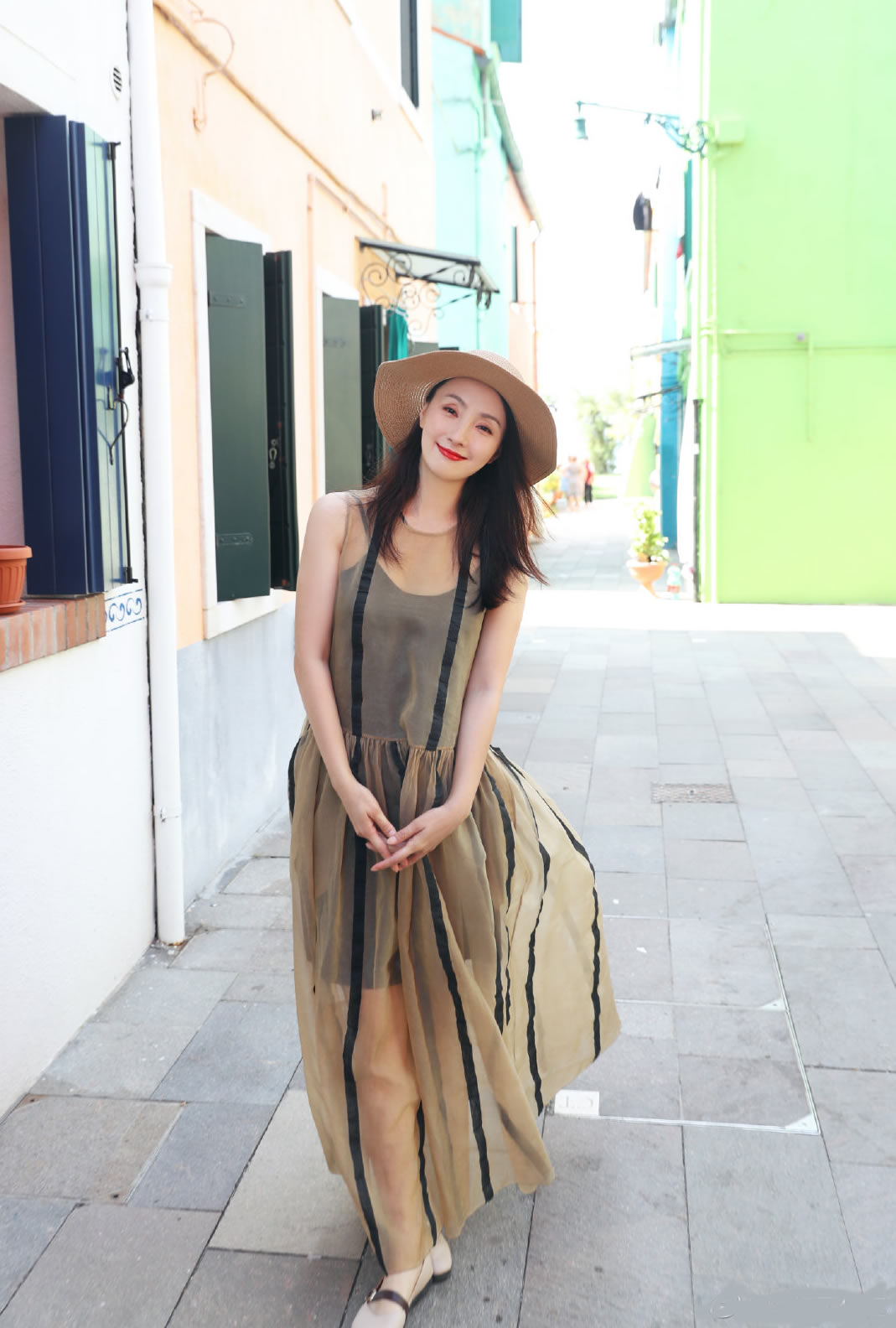 陶虹录节目，红色宽松上衣配驼色阔腿裤，时而像贵妇，时而像农妇