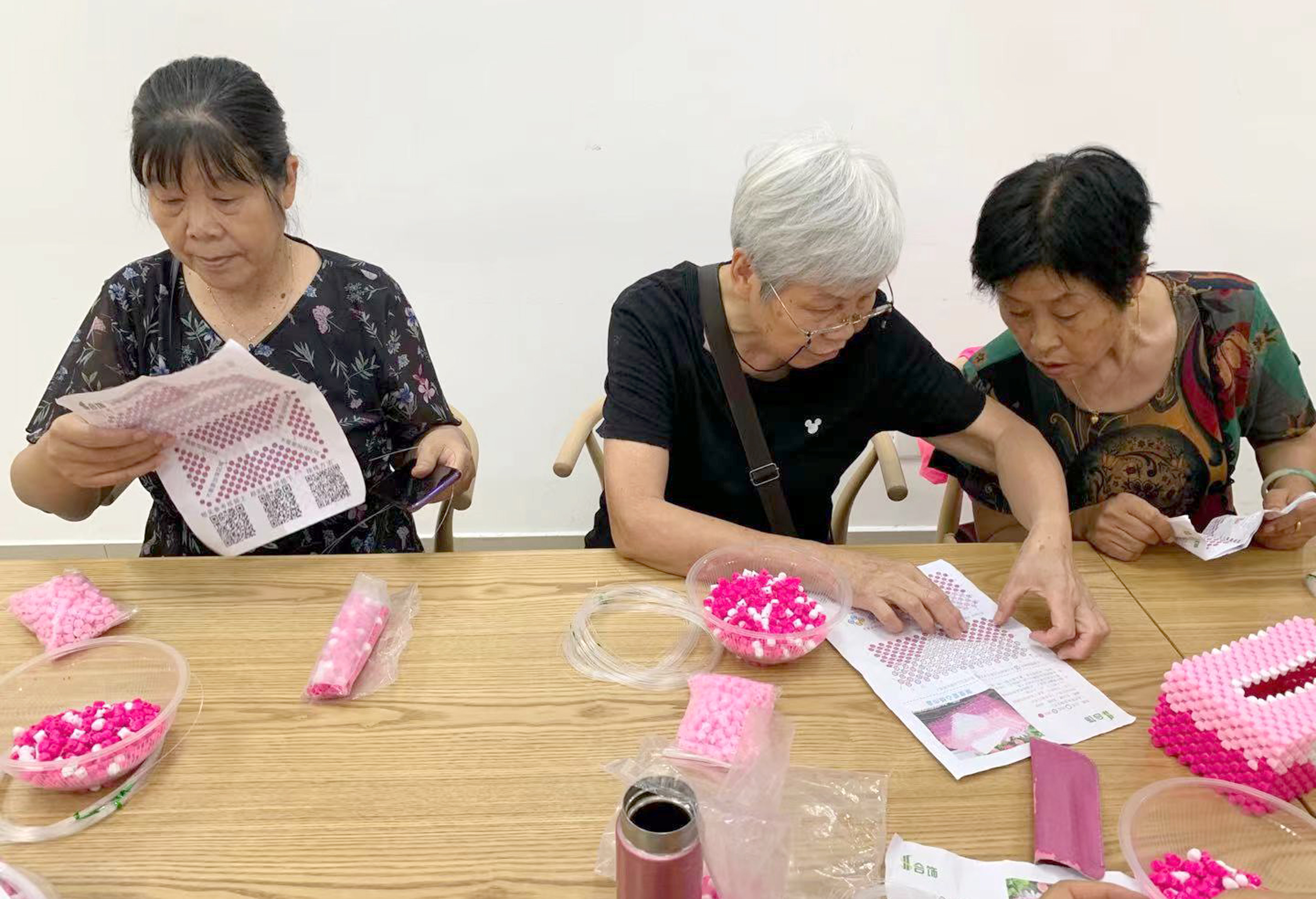 社区老人手工创意作品,社区老人手工串珠