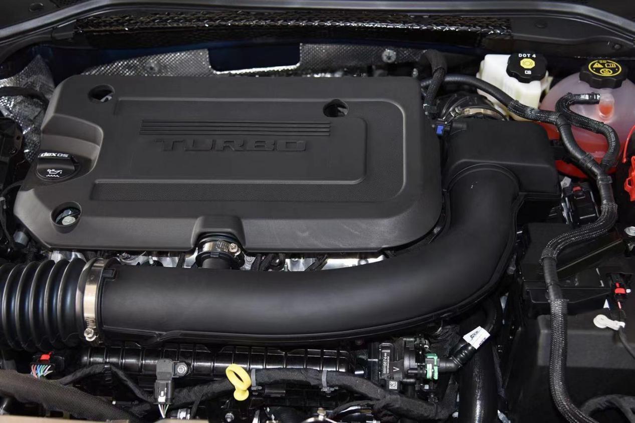 别克君越和大众迈腾试车,别克君越2.0t豪华版对比大众迈腾