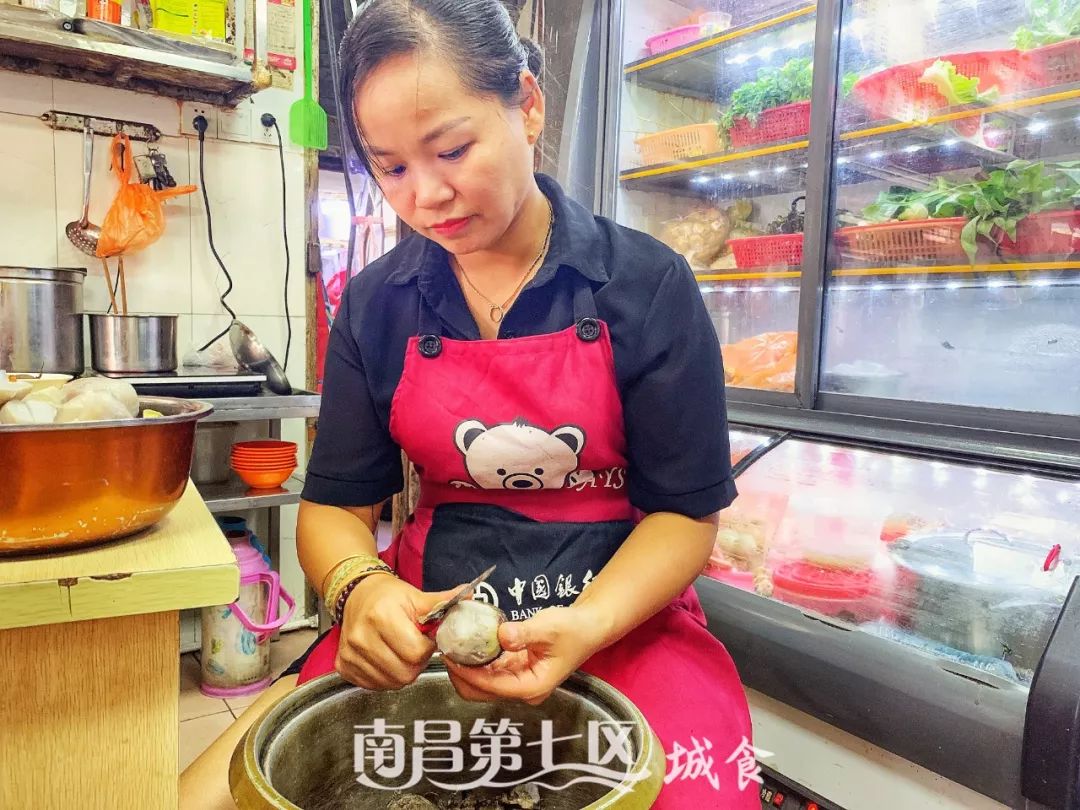 在民德路开了16年的水煮店，花甲肉腰子鸡脚都是心头好|城食19
