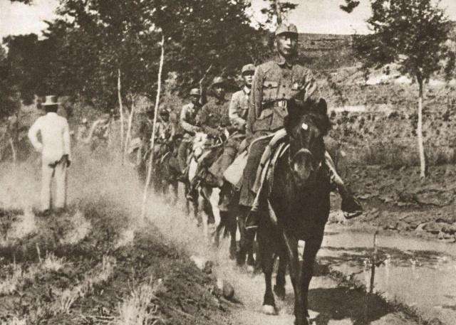 小战士击毙14个凶徒壮烈牺牲,四发炮弹干掉日军中将