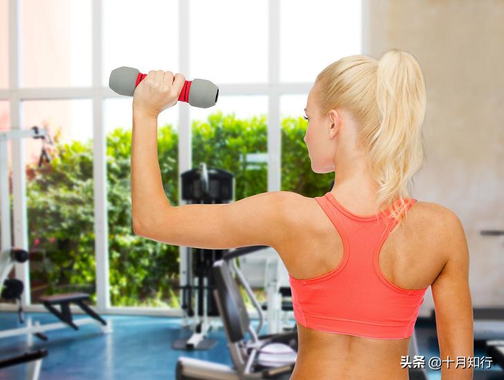 哑铃手臂训练经典8个动作,哑铃练小手臂经典动作