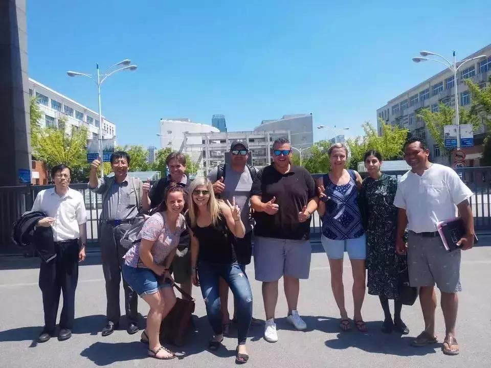 来听塔迪夫校长唱歌——“青春、奋斗、友爱”都在这首歌里了