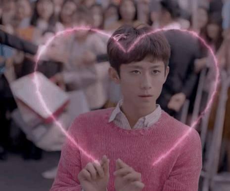 下巴有一块凸起摸着有一个小疙瘩,脸颊靠下巴有个凸起的硬疙瘩