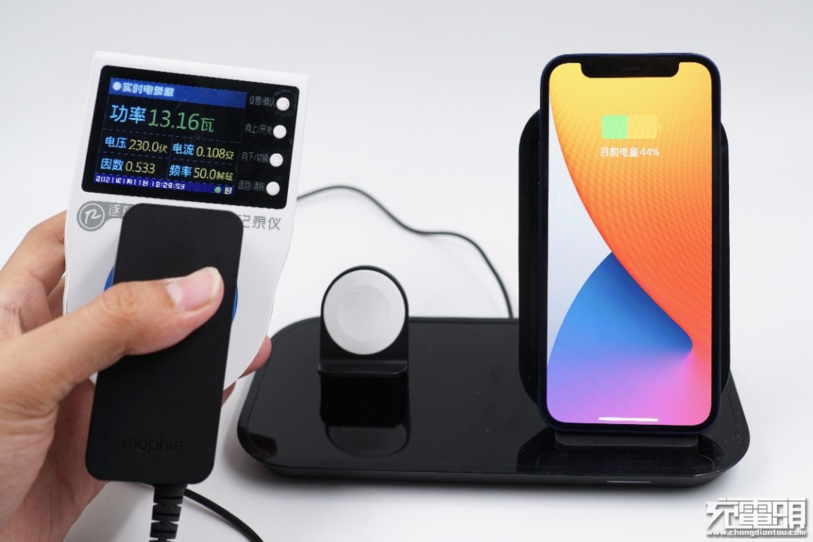 mophie二合一无线充电底座,mophie推出四合一无线充电器