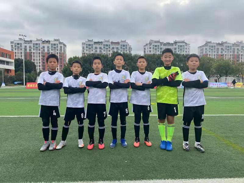 让孩子们自由奔跑和跳跃,让孩子痛快的奔跑