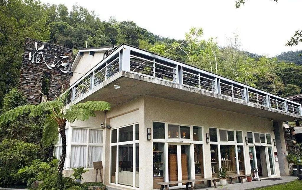 把废弃工厂改造成娱乐创意工场,把工厂开成旅游景点