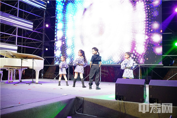 黑白琴键上跳动的仲夏夜梦:带你走进曹野川的音乐世界