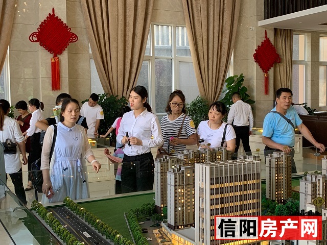 火爆!信阳多个售楼部挤满了人,抢房现场大曝光