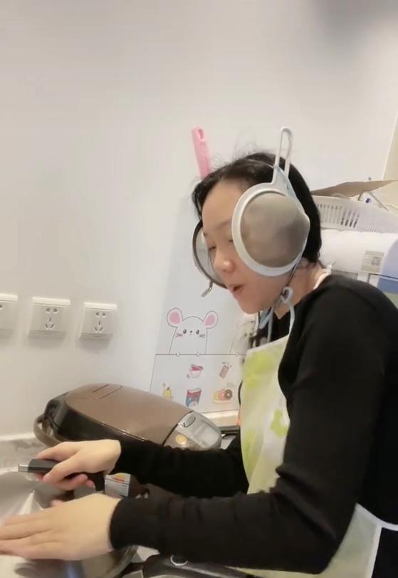 安徽台一姐周群端庄形象崩塌？在厨房打碟乱舞，电饭煲才150元