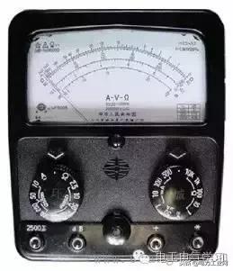 电工钳形万用表怎么使用,常用电工仪表电压表电流表的使用