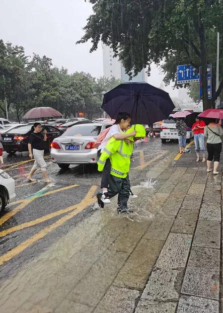 2018暴雨高考交警护航,大考高考前突遇大暴雨护送试卷