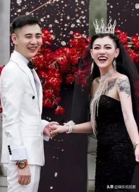那位剃头又纹身的“黑婚纱新娘”，红遍全国后，如今成了这样