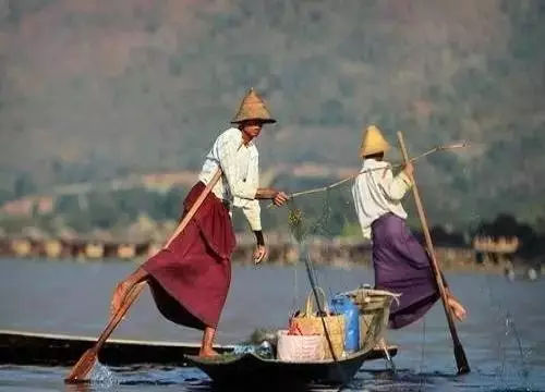 有个民族裙子里不穿*裤内**，是真的吗？