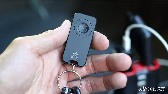 野外必备EDC，一把刀+一个手电，防尘防水耐摔，自己就能去冒险