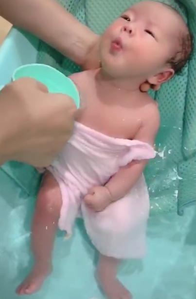 妈妈给宝宝洗澡的样子,宝宝一洗澡就拉粑粑