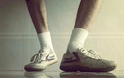 匡威帆布鞋和vans哪个好,帆布鞋不是匡威丢人吗