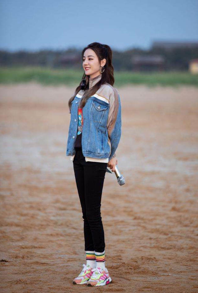 今年流行的袜子穿法大全,今年流行袜子套裤子的穿法