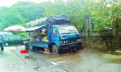 还在用僵尸车、三轮车摆摊？时代不同了，带你看看真正的地摊神车