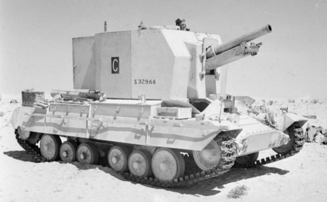 小巧的瓦伦丁步兵坦克，除了扛起17磅炮外，还装上过火箭喷射器