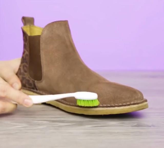 绒面鞋油渍怎么去除,怎样去掉绒面鞋上的油