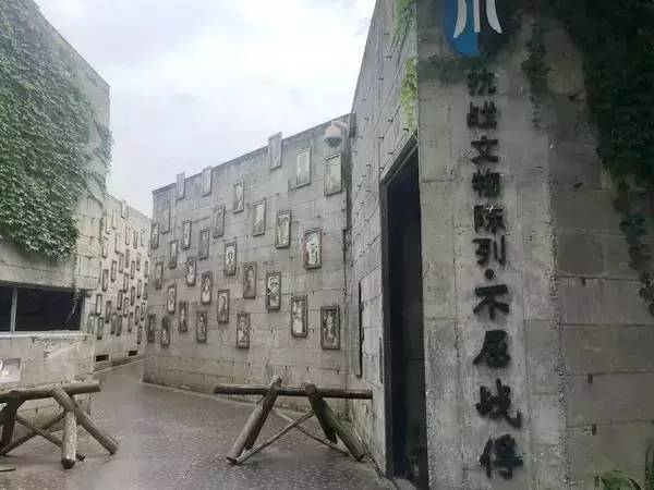 嫌工资低辞职光脚坐在火车站,成都市副市长辞职