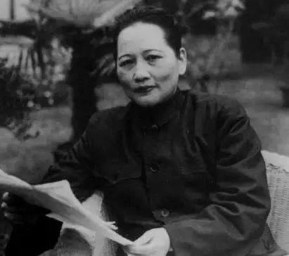 毛主席逝世追悼会上,举国致哀站立吊唁,为何有一人会坐着参加?