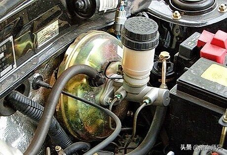 开车刹车突然咯噔一下,启动汽车时刹车踏板下沉怎么回事