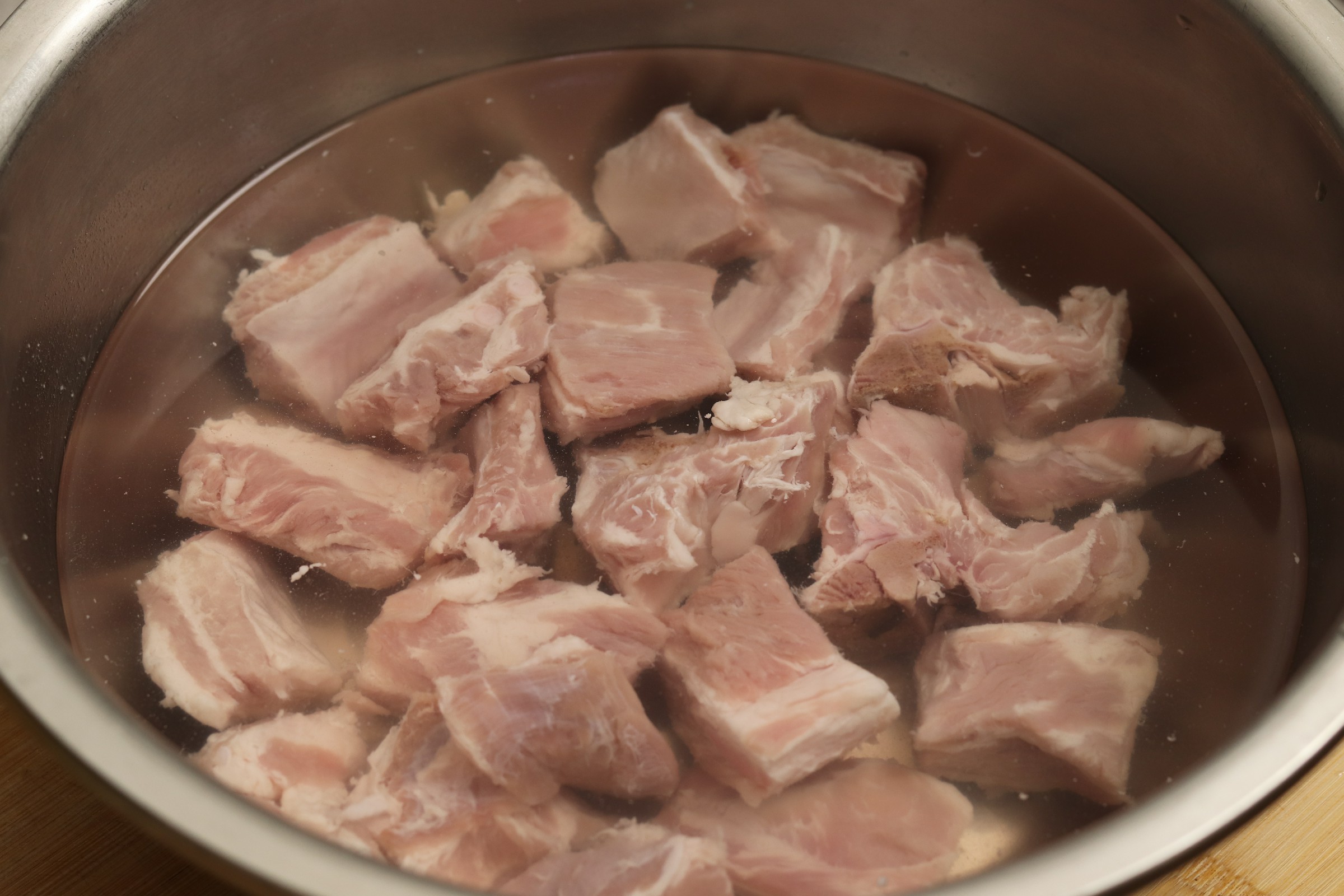 炖排骨前千万别焯水教你正确做法,炖排骨之前要不要先炒一下