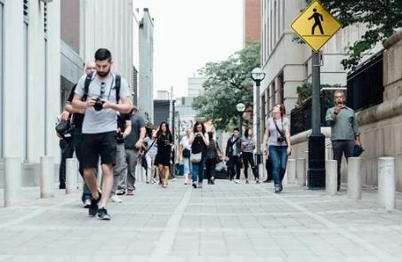 边走路边开会,一边散步一边工作