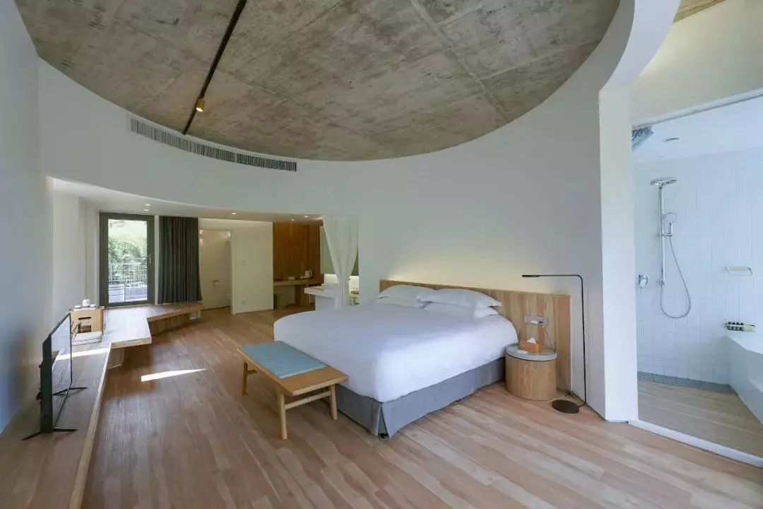 重回校园体验大学生,重回校园操场体验青春活力