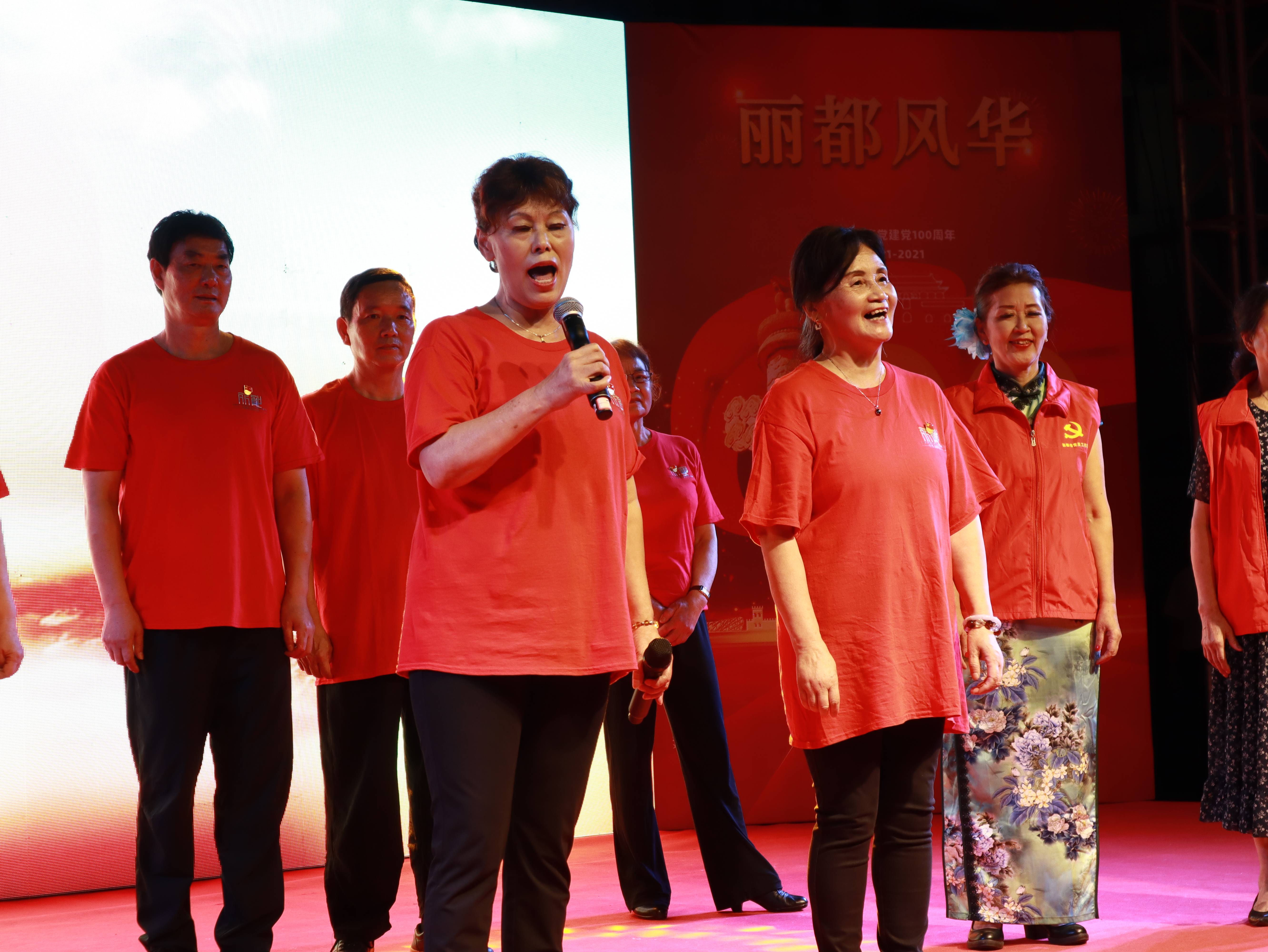 社区居民“全班底”书香花香伴心香——丽都花园社区“*党**建百年丽都风华”活动赢得居民交口称赞